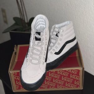 Sk8-hi marshmallow and Black men size 3.5 and women size 5.0